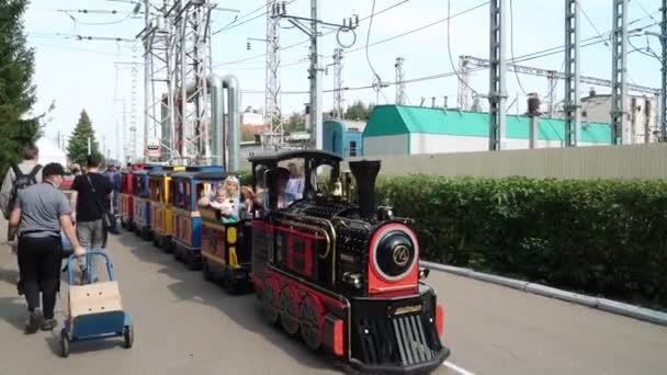 Çocuklarla buharlı oyuncak treni — Stok video