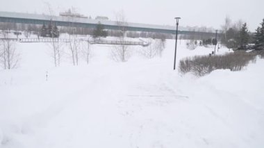 Moskova 'nın Yuzhnoye Butovo kentindeki bir yerleşim bölgesinde şiddetli bir kar yağışı sonrasında parkta yollar temizlendi.