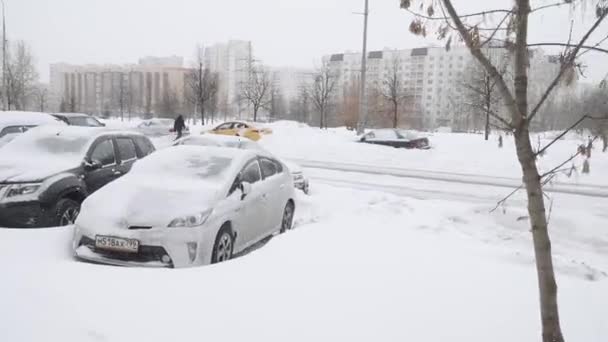Autos mit Schnee bedeckt — Stockvideo