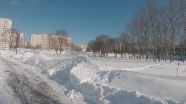 Jalan yang bersih di sebuah taman setelah hujan salju lebat di daerah perumahan kota Moskow Yuzhnoye Butovo — Stok Video