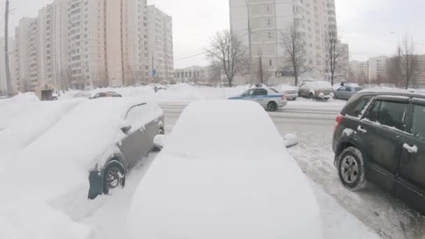 Αυτοκίνητα καλυμμένα με χιόνι — Αρχείο Βίντεο