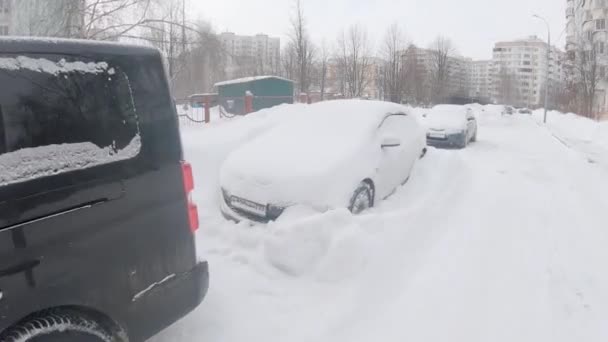 Автомобили, покрытые снегом — стоковое видео