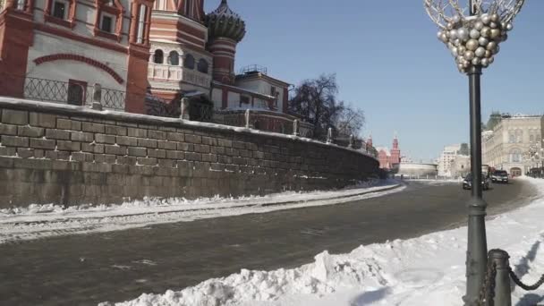 Utsikt över katedralen St. Basilika den välsignade och Kreml efter ett tungt snöfall från sidan av Vasiljevskij Spusk — Stockvideo