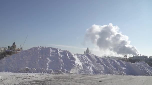 Montaña de nieve detrás de la catedral de St. Basils después de fuertes nevadas — Vídeos de Stock