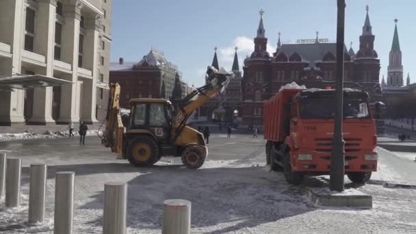 Odstranění sněhu dělníky a traktorem na Manezhnaya náměstí po silném sněžení — Stock video