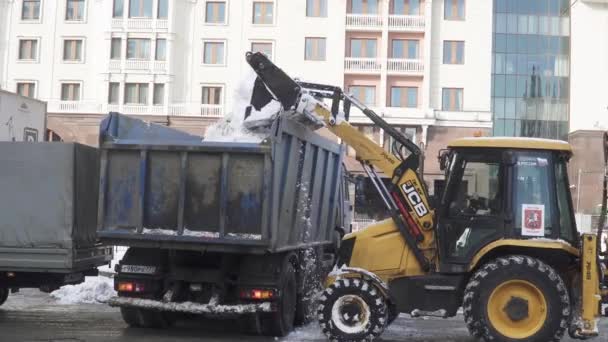 Salju turun oleh pekerja dan traktor di Lapangan Manezhnaya setelah hujan salju lebat — Stok Video