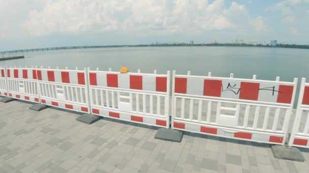 Tijdelijk plastic hek op de dijk van de Dnjepr — Stockvideo