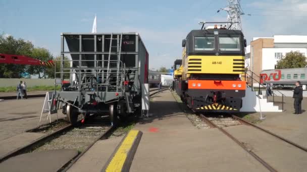 Modulär järnvägsvagn AM-140 för transport av tågpersonal och verktyg till arbetsplatsen för löpande underhåll och reparation av spåret — Stockvideo