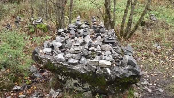 Pirámides de piedras en Mountain Park — Vídeos de Stock
