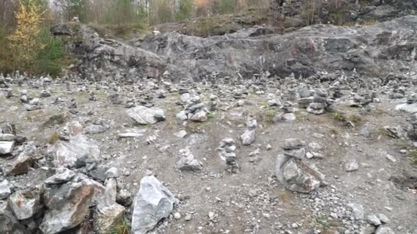 माउंटन पार्क मध्ये दगड पिरॅमिड — स्टॉक व्हिडिओ