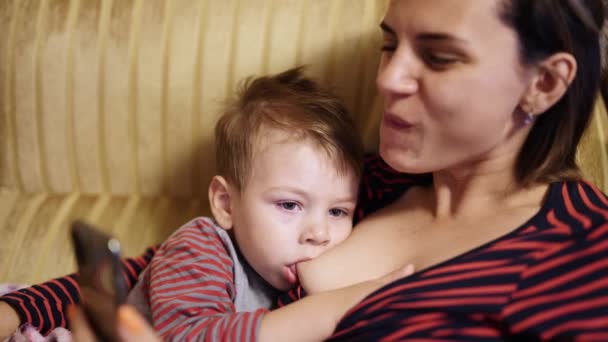 Mama karmi piersią 3-letni syn — Wideo stockowe