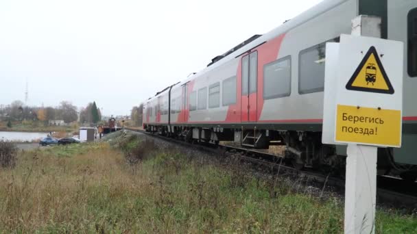 Chegada do trem de passageiros Lastochka na estação Sortavela ao longo da rota Sortavala - Ruskeala Mountain Park — Vídeo de Stock