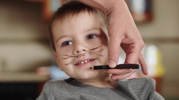 Chlapec kreslí knírek tužkou — Stock video