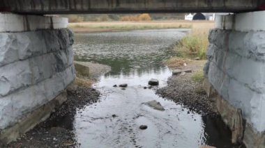 Küçük bir nehrin üzerindeki demiryolu köprüsü