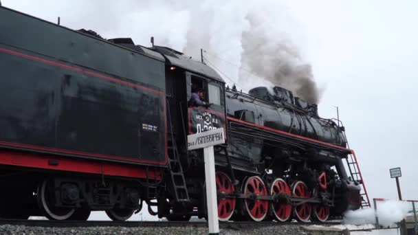 Locomotiva a vapor L-3958 e carros do Ruskeala Express ao longo da rota Sortavala - Ruskeala Mountain Park — Vídeo de Stock