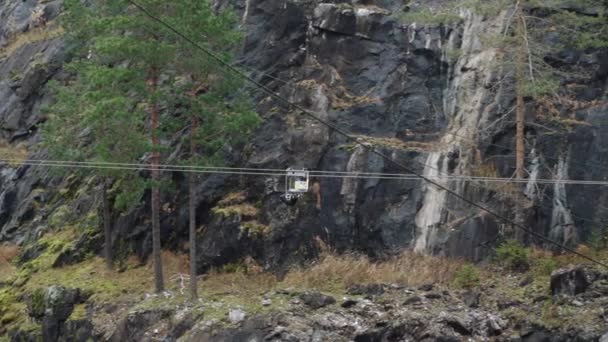 Trolls Zip-line sobre el lago en la antigua cantera en el Ruskeala Mountain Park — Vídeo de stock