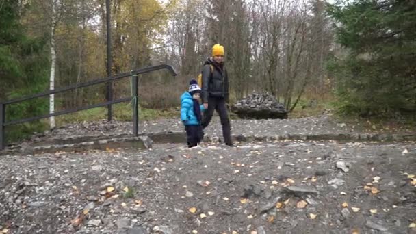 Uma jovem mãe com uma criança no parque — Vídeo de Stock