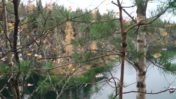 Widok na jezioro w dawnym kamieniołomie w Ruskeala Mountain Park — Wideo stockowe