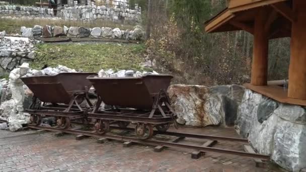 Kamenné vozíky a tlačící socha horníka v podzemním parku Ruskeala — Stock video