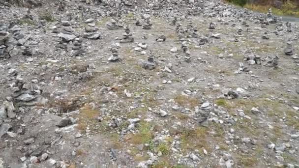 Pirámides de piedras en Mountain Park — Vídeos de Stock