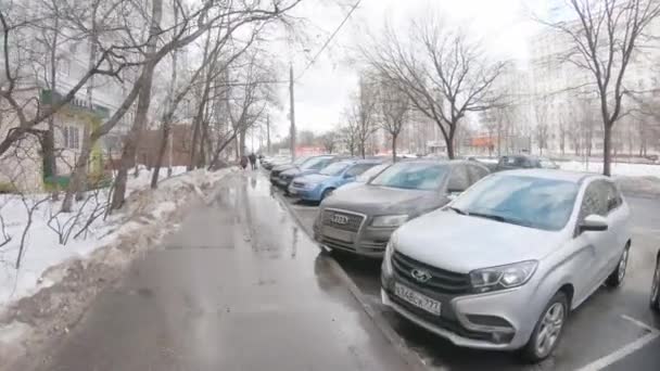 Leskov Street en geparkeerde auto 's en vrijgemaakt trottoir na zware sneeuwval — Stockvideo