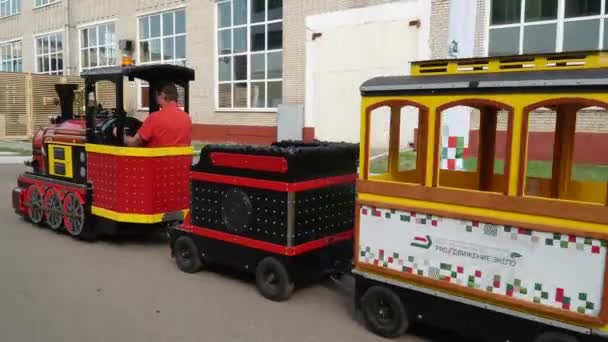 Toy steam train with children — Stock Video