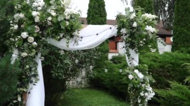 Doğada çiçekli düğün kemeri