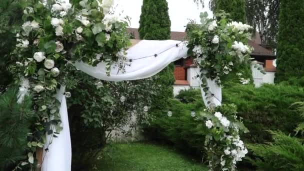 Свадебная арка с цветами в природе — стоковое видео
