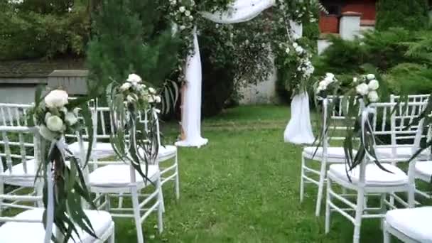 Arco de casamento com flores na natureza — Vídeo de Stock