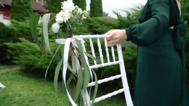 Svatební oblouk s květinami v přírodě — Stock video
