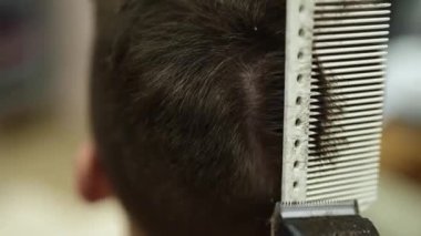 Bir adamın eli arabanın direksiyonunda.