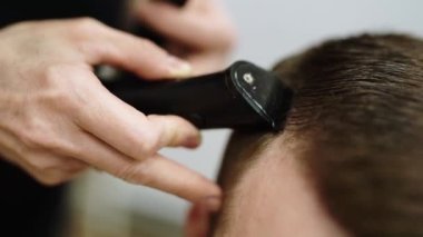 Bir adamın eli arabanın direksiyonunda.