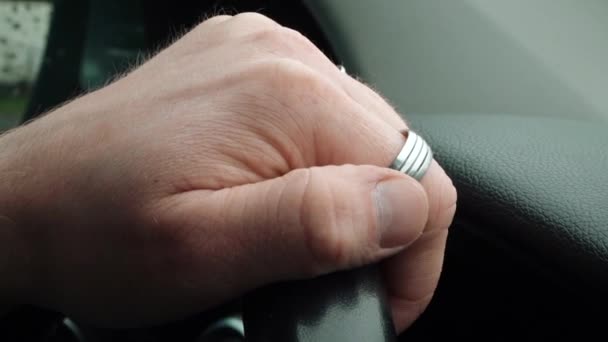 Męska ręka na kierownicy samochodu — Wideo stockowe