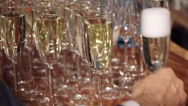 Gäster tar glas champagne på banketten — Stockvideo