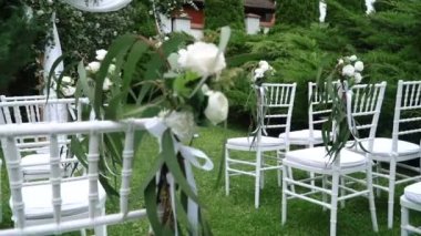 Doğada çiçekli düğün kemeri