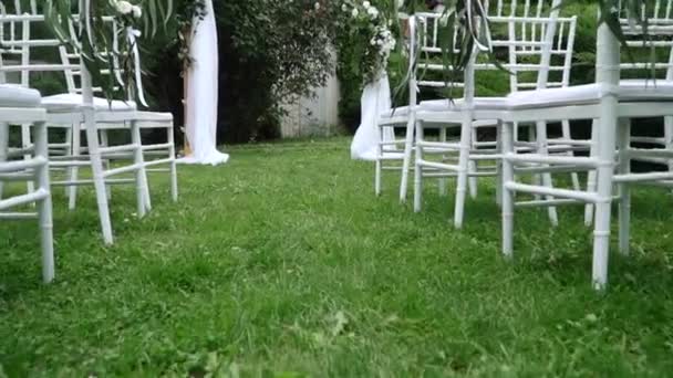 Γαμήλια αψίδα με λουλούδια στη φύση — Αρχείο Βίντεο