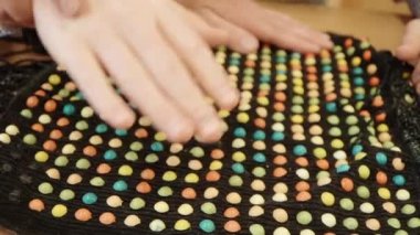 Bir çocuğun dokunsal paspasına dokunmak