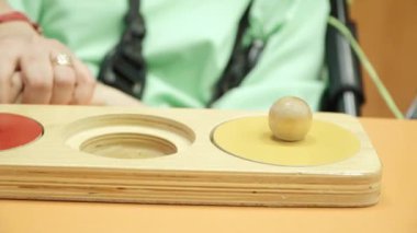 Beyin felci geçirmiş bir çocuğun eğitici oyunu