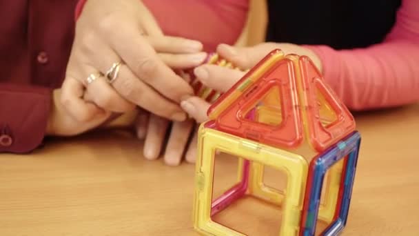 Gra edukacyjna dziecka z porażeniem mózgowym — Wideo stockowe