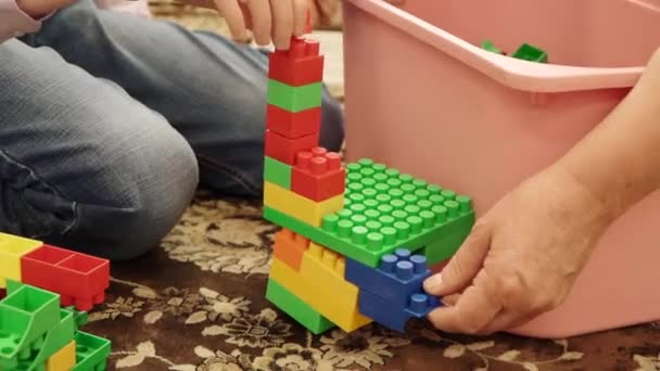 Образовательная игра ребенка с церебральным параличом — стоковое видео