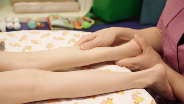 Masaje de pies para un niño con parálisis cerebral — Vídeo de stock