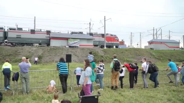 Uluslararası demiryolu ekipmanları ve teknoloji fuarı Fuarı 1520. Dinamik sergi. SSCB ve Rusya 'nın tarihi ve eski buhar lokomotifleri — Stok video