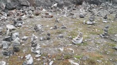 Dağ Parkı 'nda taş piramitleri
