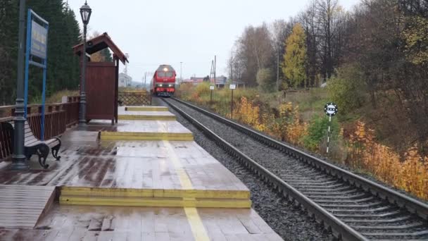 沿着Sortavala-Ruskeala山公园路线到达Sortavela车站的Lastochka客运列车 — 图库视频影像