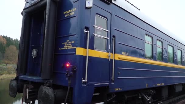 Llegada de un tren de pasajeros a la estación de Sortavela por la ruta Sortavala - Ruskeala Mountain Park — Vídeos de Stock