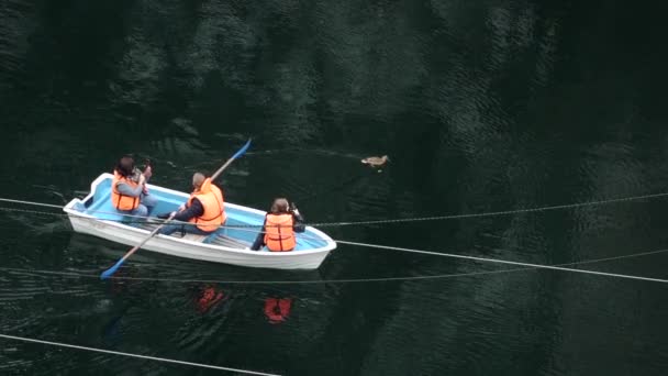 Turistas en un barco de recreo en el lago en el Ruskeala Mountain Park — Vídeo de stock