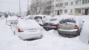 Karla kaplı arabalar.