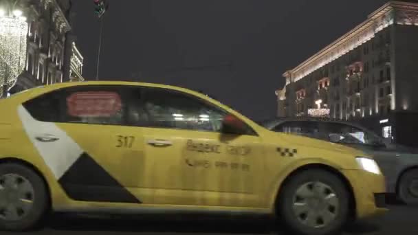 Neujahrs- und Weihnachtsbeleuchtung und Straßendekoration an der Kreuzung Okhotny Ryad und Stau und Verkehr — Stockvideo
