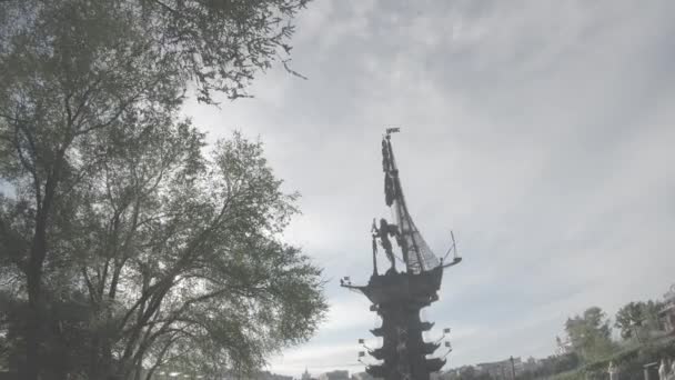 Callejón en el parque MUSEON con vistas a la estatua de Pedro el Grande — Vídeos de Stock