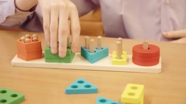 Beyin felci geçiren bir çocuğa çalışmayı öğretmek.